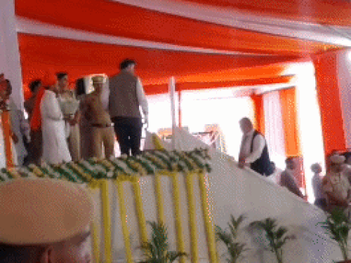 विकास रैली के मंच पर चढ़ते हुए मंत्री कृष्ण लाल पंवार।