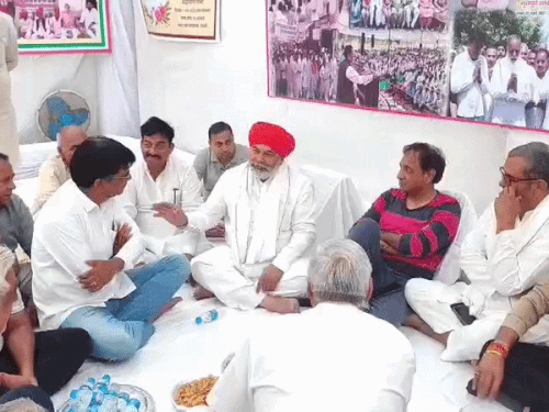 भिवानी में पूर्व सांसद जंगबीर सिंह के निधन पर शोक व्यक्त करने पहुंचे भारतीय किसान यूनियन के राष्ट्रीय प्रवक्ता राकेश टिकैत। - Dainik Bhaskar