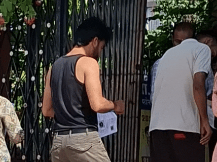 सीकर के एसके स्कूल परीक्षा केंद्र पर एक युवक फुल बाजू का शर्ट पहनकर परीक्षा देने के लिए आया तो सेंटर स्टाफ ने उसे रोका। ऐसे में उसने शर्ट खोल दिया और फिर बनियान में परीक्षा देने के लिए जा रहा था। बाद में उसे अंदर आने की अनुमति नहीं दी गई। युवक बाद में टीशर्ट पहनकर आया और फिर केंद्र में प्रवेश किया।