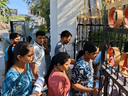 सीकर के एसके गर्ल्स कॉलेज के बाहर लगी अभ्यर्थियों की लाइन।