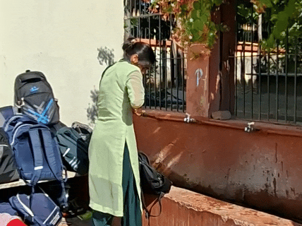 परीक्षा केंद्र में प्रवेश से पहले अपने जेवरात उतारकर बैग में रखते हुए महिला अभ्यर्थी।