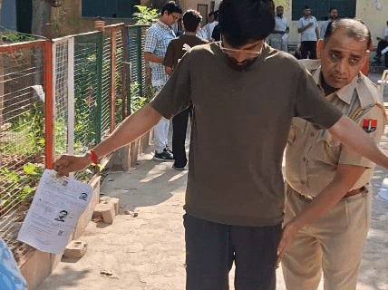 सीकर के एसके गर्ल्स कॉलेज में अभ्यर्थियों की मेटल डिटेक्टर से जांच की गई।