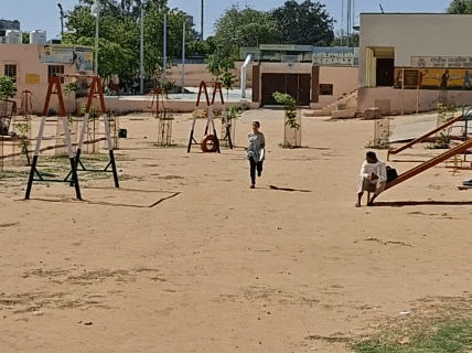 परीक्षा केंद्र का गेट बंद होने से 2 मिनट पहले दौड़कर आते हुए युवती।