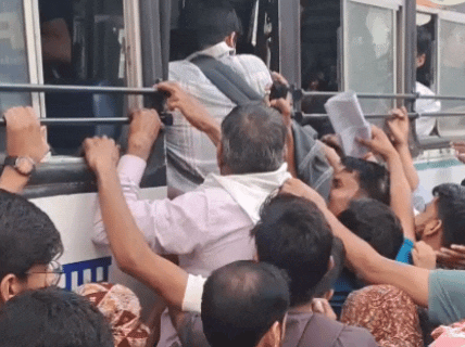 परीक्षा खत्म होने के बाद रोडवेज बस डिपो पर अभ्यर्थियों की भीड़ नजर आई। सीट पाने के लिए लोग मशक्कत करते नजर आए।