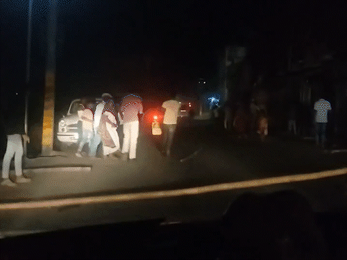 पश्चिम बंगाल के मालदा में 1 अप्रैल को प्रदर्शनकारियों ने बीडीओ ऑफिस घेरा। वहीं गुरुवार को सड़क पर आगजनी की। - Dainik Bhaskar