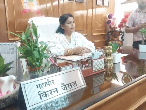 अपने ऑफिस में बैठ जानकारी देतीं महापौर किरन जैसल।- फाइल फोटो।