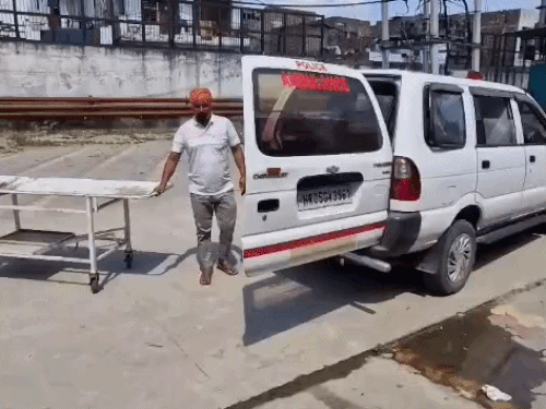 पोस्टमॉर्टम के लिए मेडिकल कॉलेज में शव को लेकर आए परिजन।