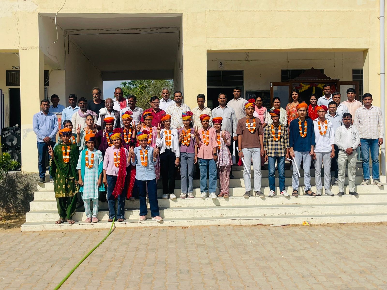 मेधावी स्टूडेंट्स का सम्मान किया।