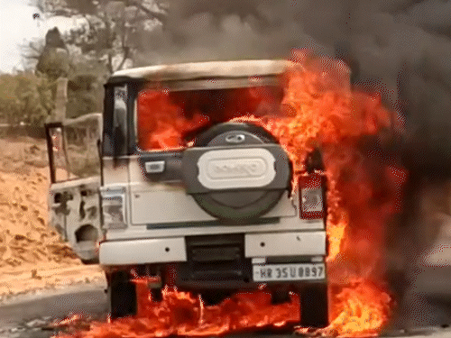 बाइक और बोलेरो की टक्कर के बाद दोनों वाहनों में आग लग गई। हादसे में दोनों भाइयों की मौत हो गई।