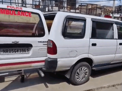 पोस्टमॉटम के बाद शव संस्कार के लिए लेकर जाते परिजन।