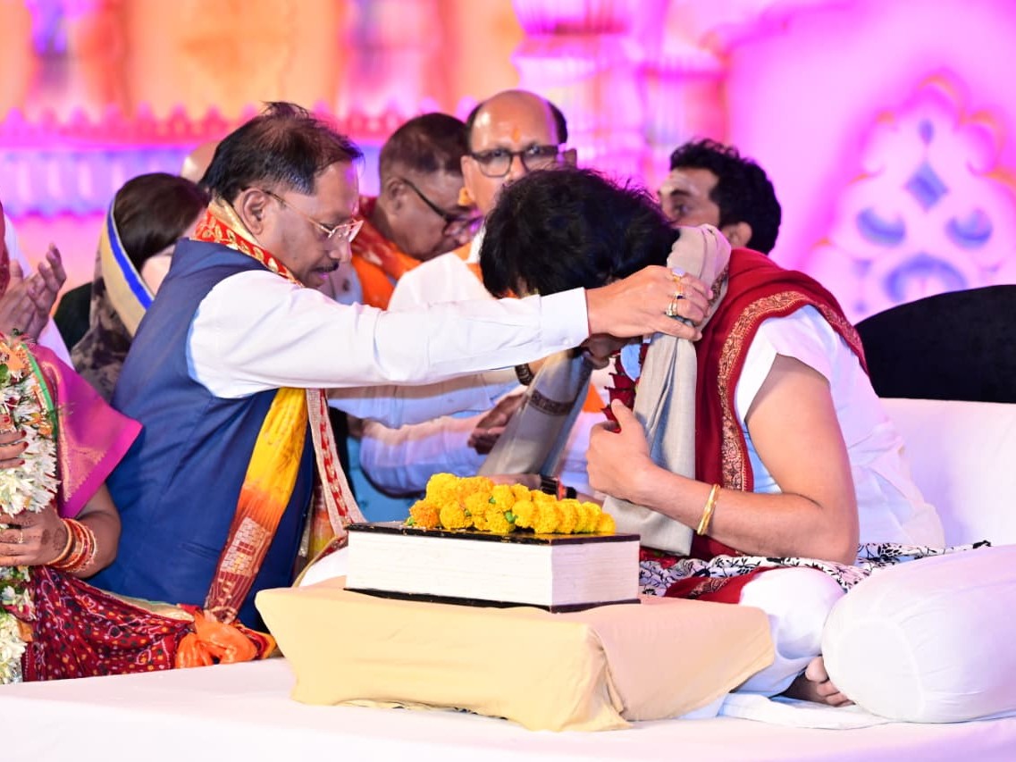 CM Vishnu Deo Sai Gets Blessings from Sant Chinmayanand Bapu in Kunukuri