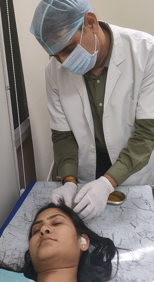 ग्वालियर की स्वाति हेयर फॉल की समस्या को लेकर 2 महीने से जोंक थेरेपी ले रही हैं।