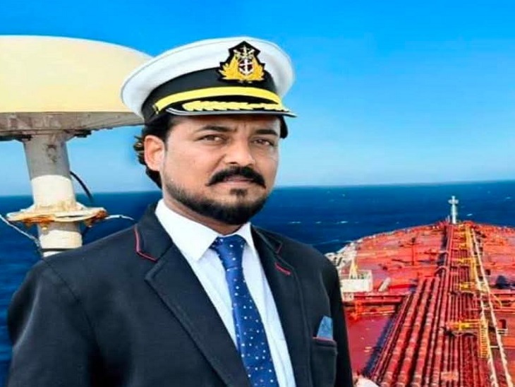 प्रवासी बच्ची को बचाने वाले मर्चेंट नेवी के कैप्टन रोहित जसवाल।