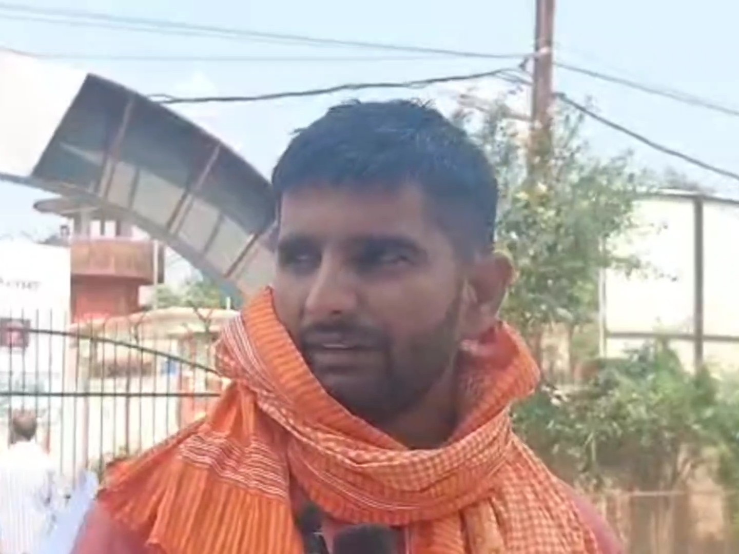 इलाज कराने पहुंचे संदीप कुमार को छह दवाओं में से सिर्फ तीन ही दवाएं दी गई।