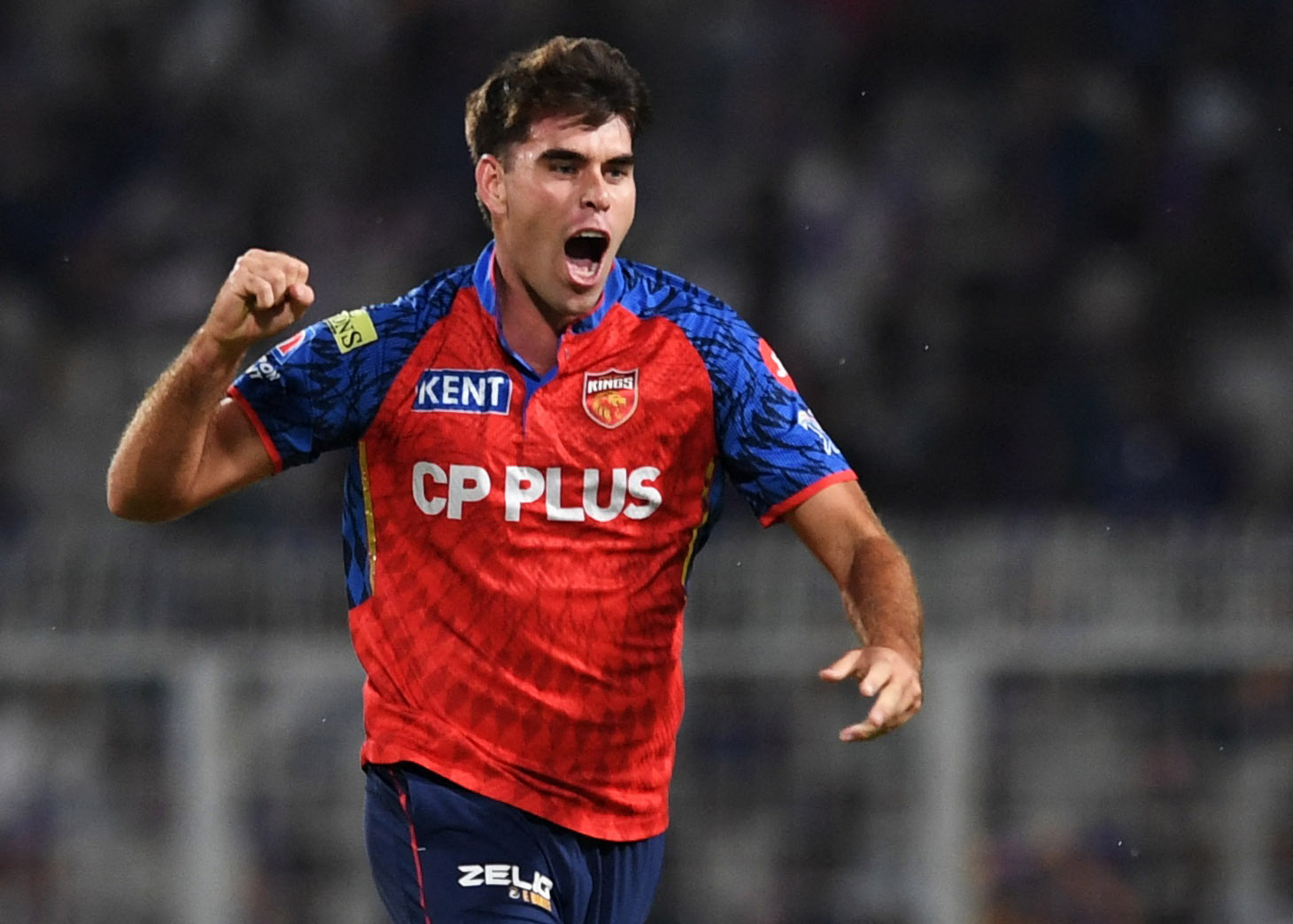 बार्टलेट ने अपने पहले ओवर में दो विकेट लिए।