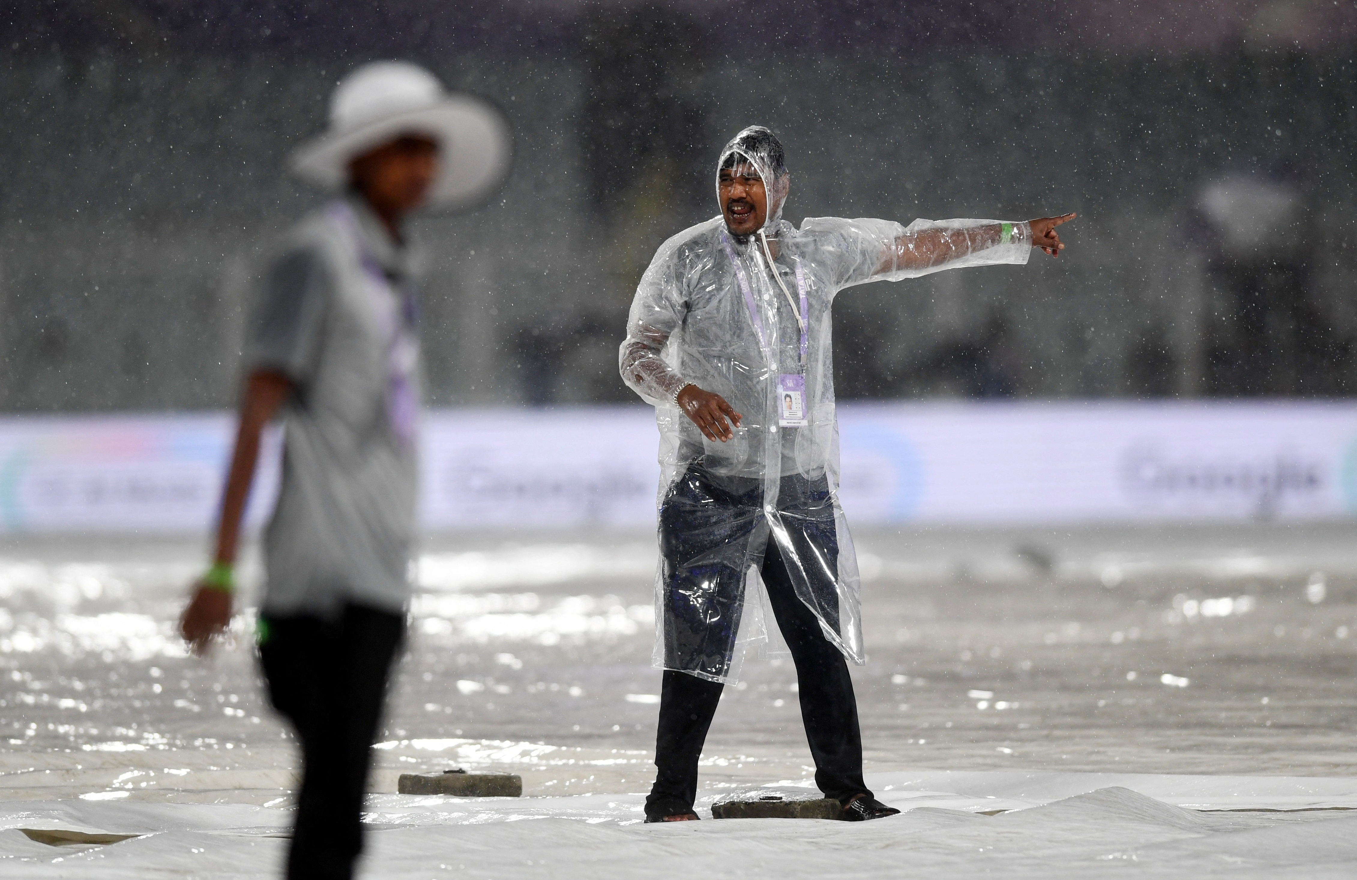 कोलकाता में करीब ढाई घंटे तक रुक-रुककर बारिश होती रही।