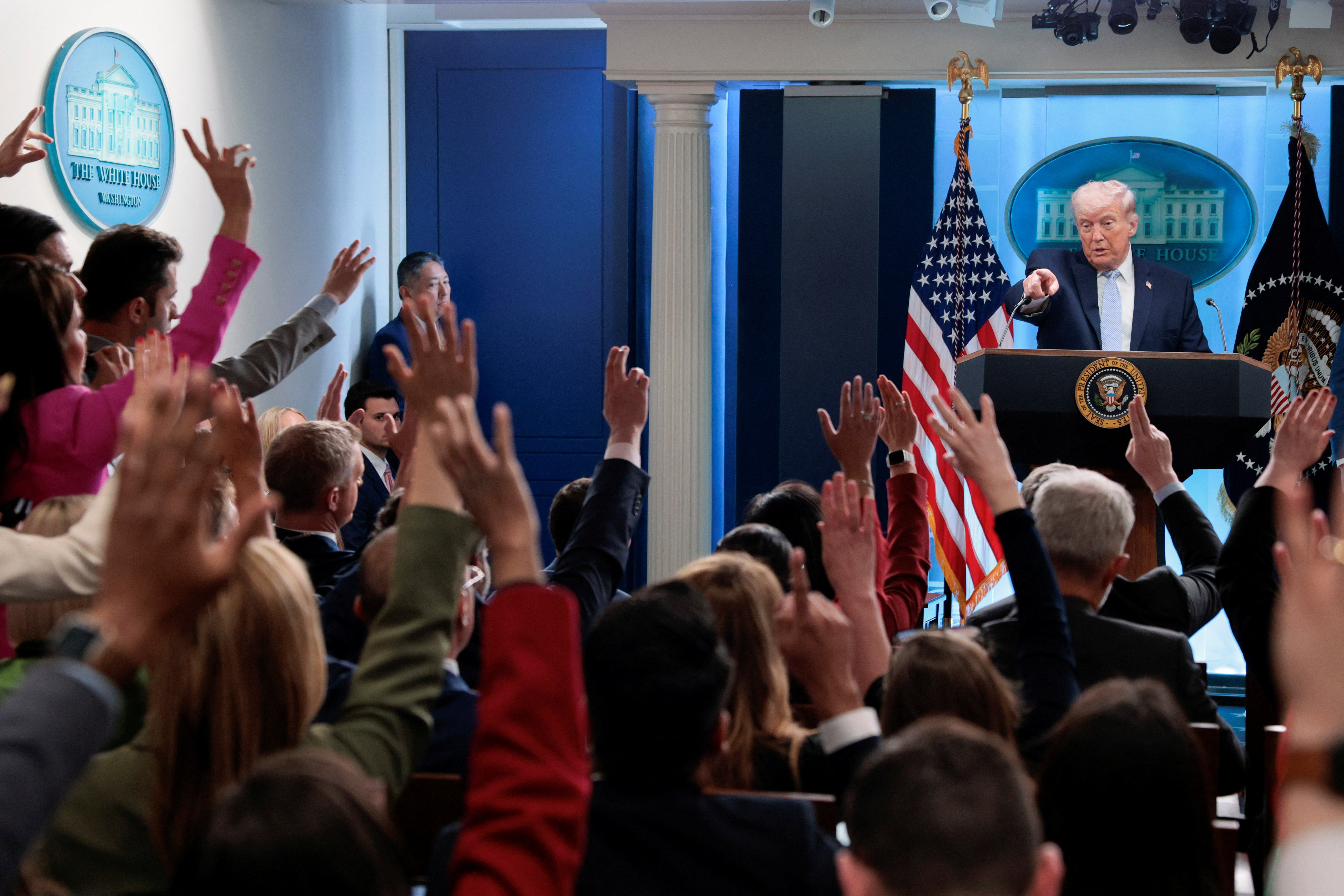 प्रेस कॉन्फ्रेंस के दौरान पत्रकारों के सवाल लेते हुए राष्ट्रपति ट्रम्प।