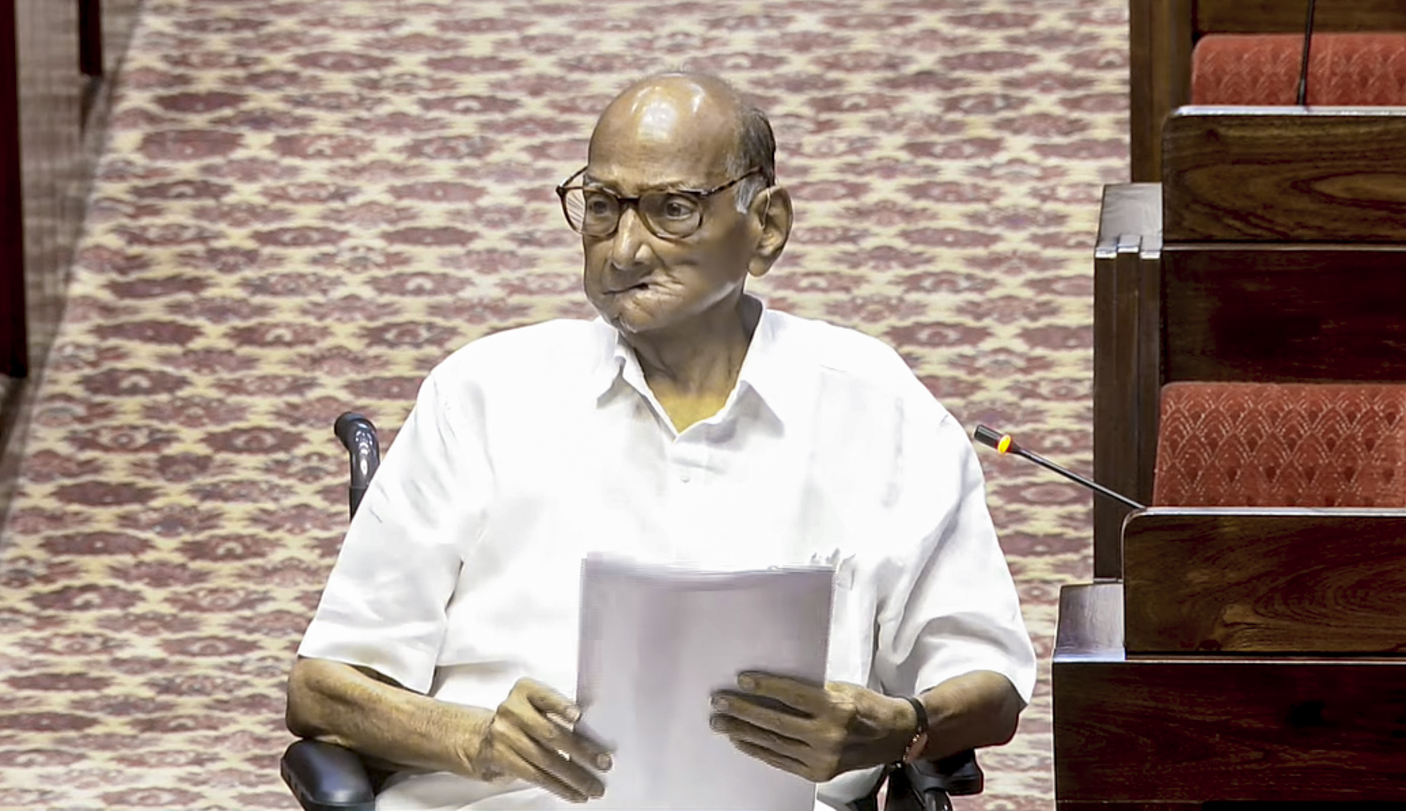 राज्यसभेत 19 नवीन सदस्यांनी शपथ घेतली: शरद पवार व्हीलचेअरवर पोहोचले; 16 एप्रिलपासून तीन दिवसांचे विशेष अधिवेशन NCP (SP) चे प्रमुख शरद पवार सोमवारी व्हीलचेअरवर बसून शपथ घेण्यासाठी पोहोचले.