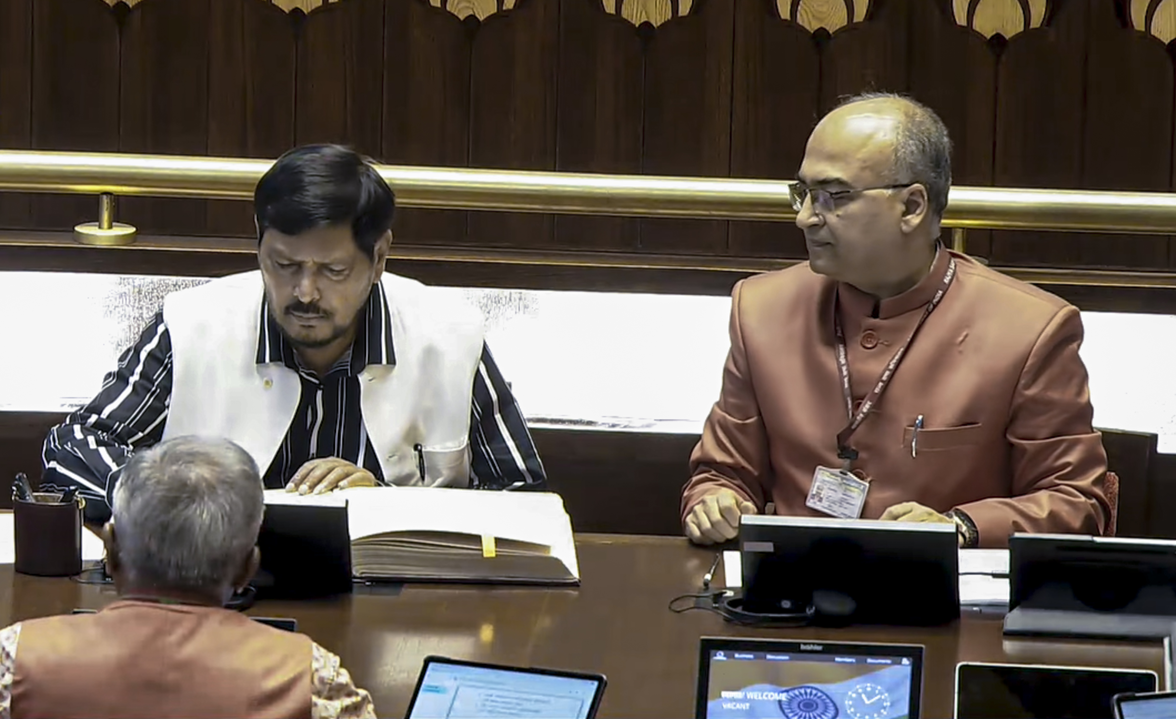 राज्यसभेत 19 नवीन सदस्यांनी शपथ घेतली: शरद पवार व्हीलचेअरवर पोहोचले; 16 एप्रिलपासून तीन दिवसांचे विशेष अधिवेशन केंद्रीय मंत्री रामदास आठवले यांनी पुन्हा राज्यसभा सदस्य म्हणून शपथ घेतली.