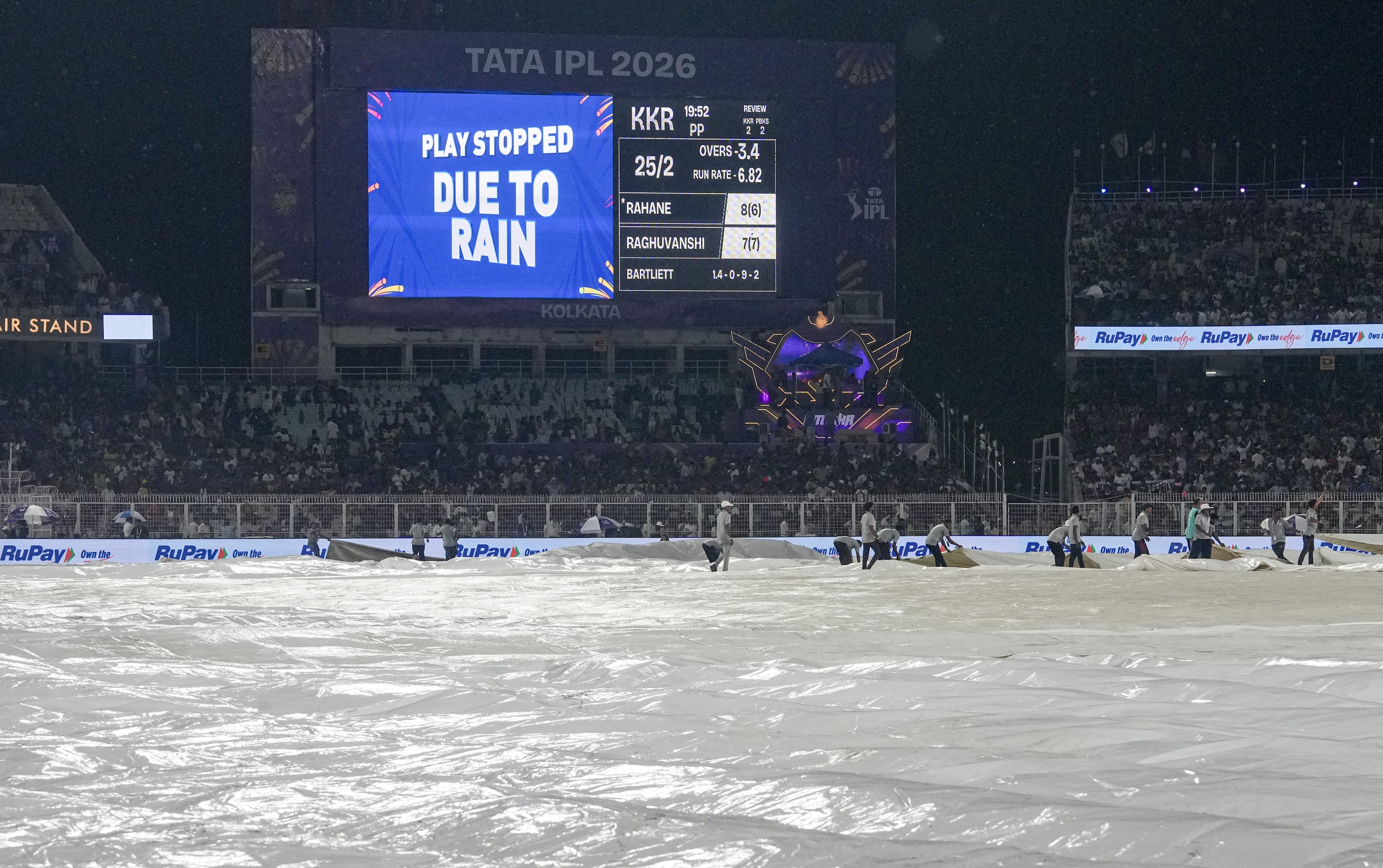 बारिश के कारण मैच रोका गया है।