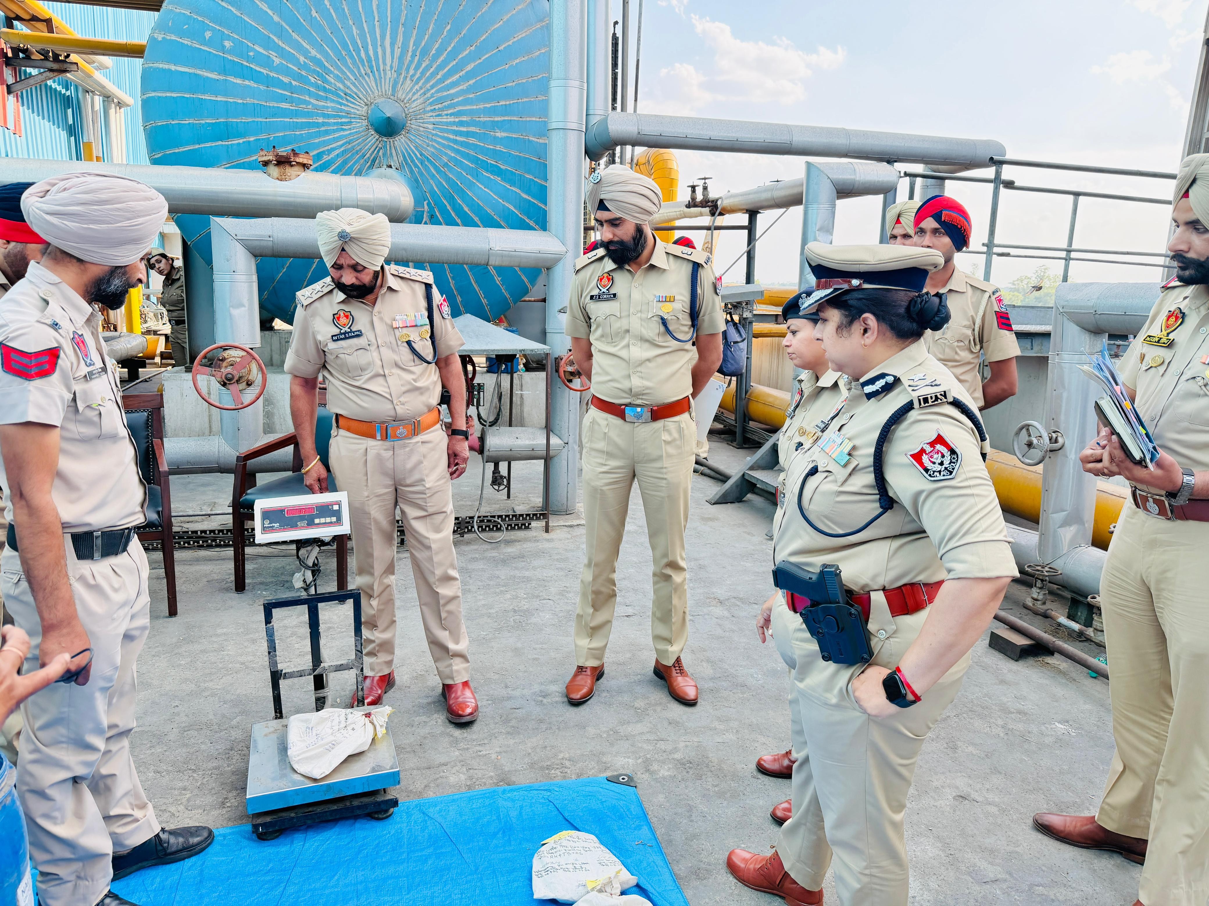 नष्ट करने से पहले चेक करतीं आईजी व एसएसपी।