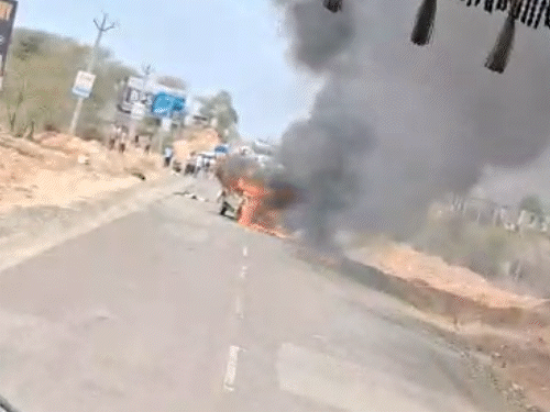 हादसा सुबह करीब 11 बजे सीकर से उदयपुरवाटी रोड पर हुआ।