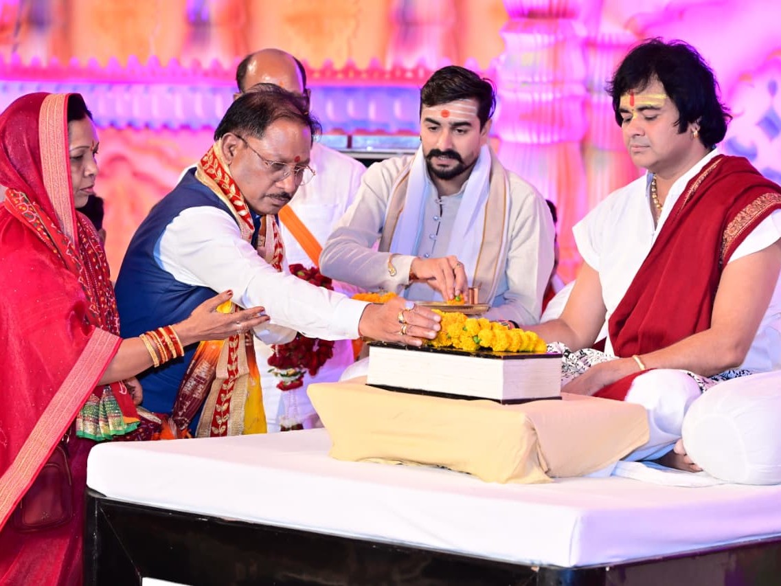 CM Vishnu Deo Sai Gets Blessings from Sant Chinmayanand Bapu in Kunukuri