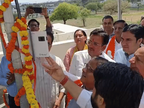 सीकर में जिला कार्यालय में सौर ऊर्जा संयंत्र का उद्घाटन किया। साथ ही पार्टी के पार्टी स्थापना दिवस पर झंडारोहण किया।