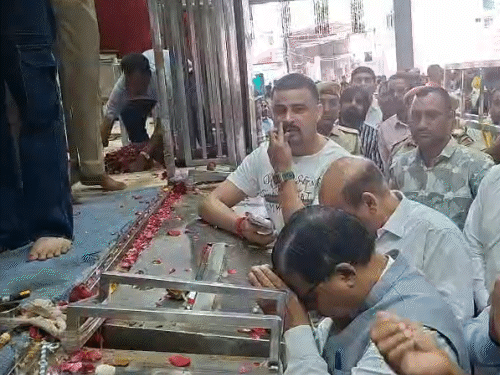 भाजपा के स्टेट इंचार्ज और सांसद अग्रवाल ने खाटूश्यामजी में बाबा श्याम की चौखट पर माथा टेका।