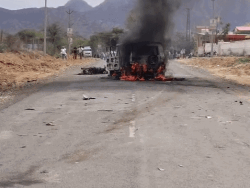 भिड़ंत के बाद दोनों वाहनों में आग लगी। - Dainik Bhaskar