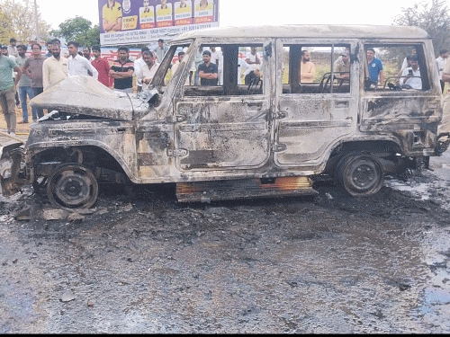 आग की लपटें तेजी से फैलीं और देखते ही देखते बाइक और बोलेरो दोनों जलकर राख हो गए।