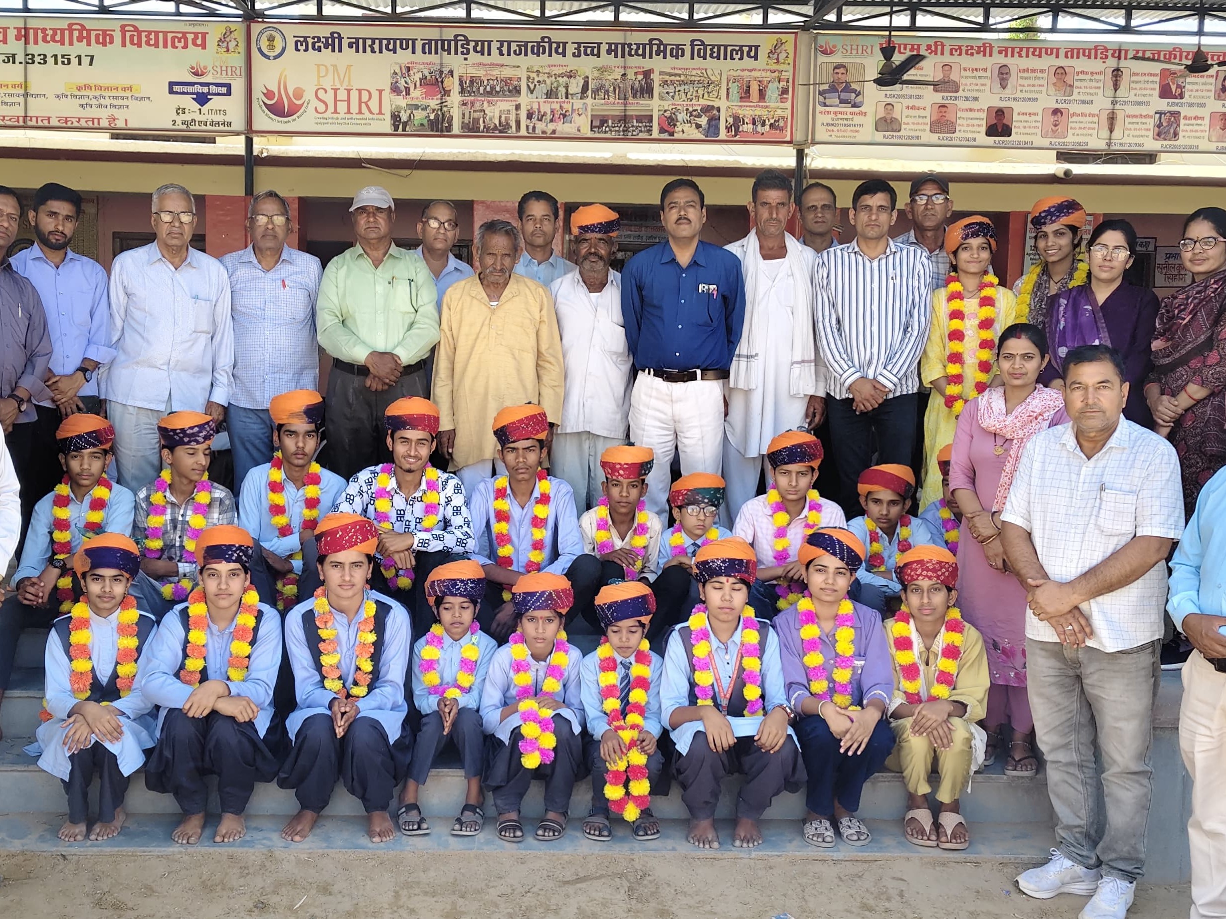 मेधावी छात्र-छात्राओं को सम्मानित किया गया।