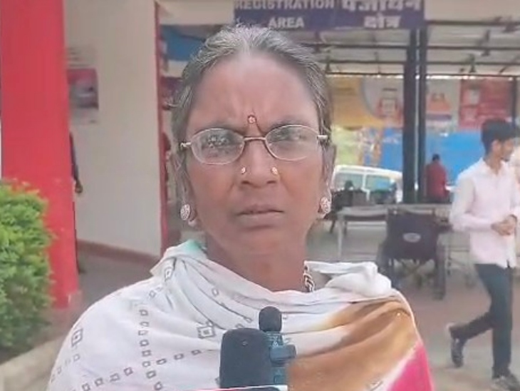 शांति देवी ने बताया हाथ में फ्रैक्चर है। उनके पास एक्स-रे के लिए पैसे नहीं थे। 255 रुपए नहीं दे पाने की वजह से जांच नहीं हो सका।