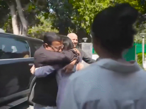 27 फरवरी को ट्रायल कोर्ट से बरी होने के बाद केजरीवाल अपने घर पहुंचे और पत्नी को गले लगाकर रोने लगे। - Dainik Bhaskar