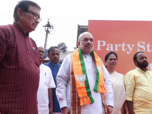 अमित शाह ने केरल में चुनाव प्रचार के दौरान तिरुवनंतपुरम पार्टी ऑफिस में स्थापना दिवस कार्यक्रम में हिस्सा लिया।