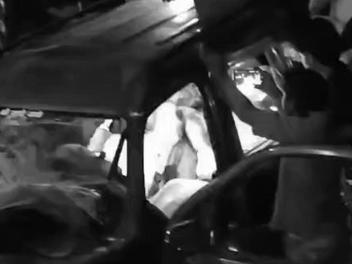 बोलेरो की टक्कर के अबिबाद कार पलट गई और शव अंदर फंसा रहा।