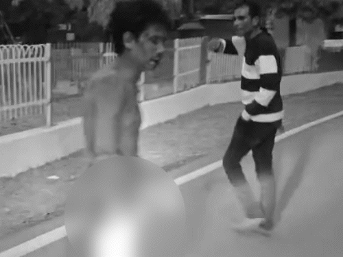 दोस्त ने युवक को नग्न कर सड़क पर जमकर पीटा।