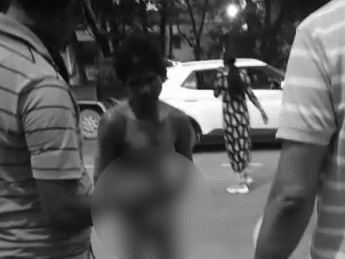 सड़क पर लोगों को घटना की जानकारी देकर मदद मांगता रहा युवक।