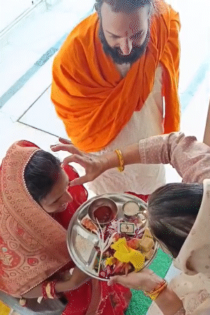 पत्नी प्रीतिका के साथ घर पहुंचे IITian बाबा अभय सिंह का मां शीला देवी ने तिलक किया।