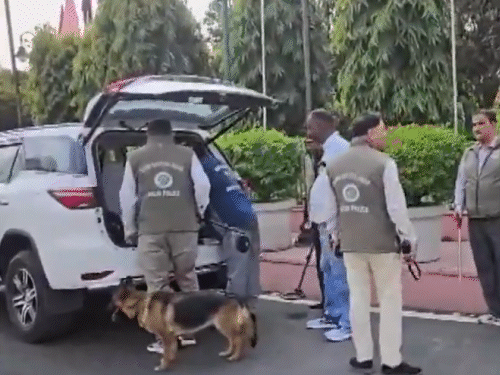 विधानसभा कैंपस में दिल्ली पुलिस की डॉग स्क्वॉड टीम ने कारों की चेकिंग की।