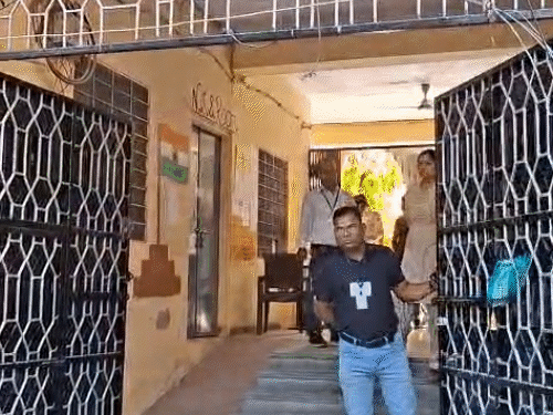 पहली पारी की परीक्षा के लिए जयपुर के राजकीय बालिका उच्च माध्यमिक विद्यालय गंगा पोल के गेट 10 बजते ही बंद कर दिए गए।