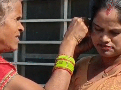 भरतपुर के मास्टर आदित्येन्द्र उच्च माध्यमिक विद्यालय में प्रवेश से पहले महिला अभ्यर्थी के कानों के कुंडल उतारे गए।