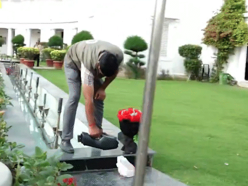 दिल्ली पुलिस की टीम ने गुलदस्ते की जांच की।