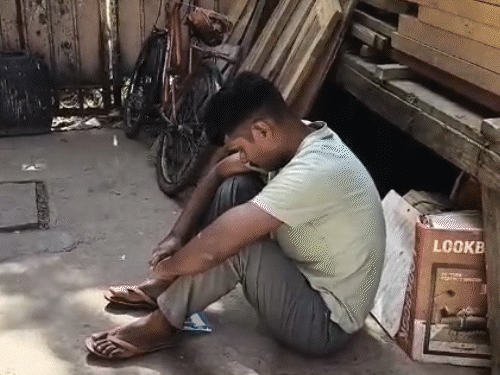 अलवर के जैन सीनियर सेकेंडरी स्कूल में नशा करके परीक्षा देने पहुंचे अभ्यर्थी को सेंटर से बाहर निकाल दिया गया।