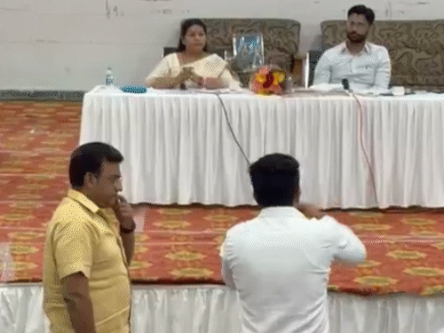 मेयर किरण जैसल के प्रस्ताव पर कुछ पार्षद हंगामा करते दिखे।
