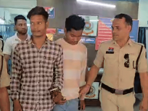 आरोपियों ने महिला के साथ जोर जबरदस्ती करते हुए 3 आरोपियों ने सामूहिक दुष्कर्म किया।