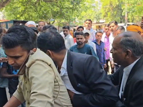 वकील जितेंद्र राज को गोली लगने के बाद एक सिपाही ने अपनी बाइक से उन्हें अस्पताल पहुंचाया।