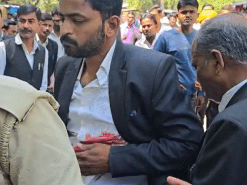 जख्मी वकील रूमाल से गोली के घाव को दबाता रहा। उसके साथी वकील उसे संभालते नजर आए।