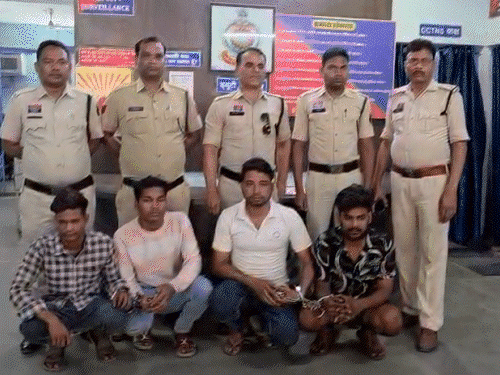 महिला से गैंगरेप मामले में पुलिस ने 4 आरोपियों को गिरफ्तार कर लिया है। - Dainik Bhaskar