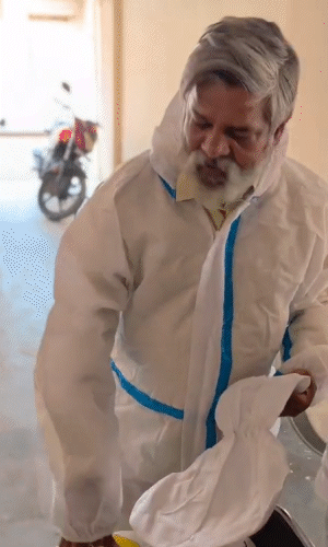 चूरू मेडिकल कॉलेज में मधुमक्खियों के छत्ते हटाने के लिए प्रिंसिपल डॉ. एमएम पुकार ने खुद पीपीई किट पहनी।